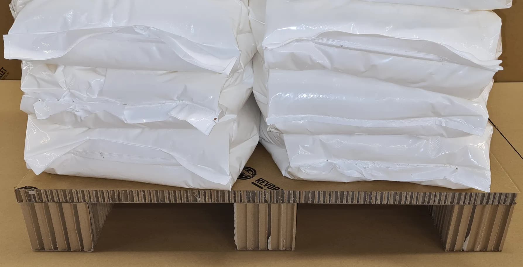 Cardboard mini pallet of 600 × 800 mm loaded with bags