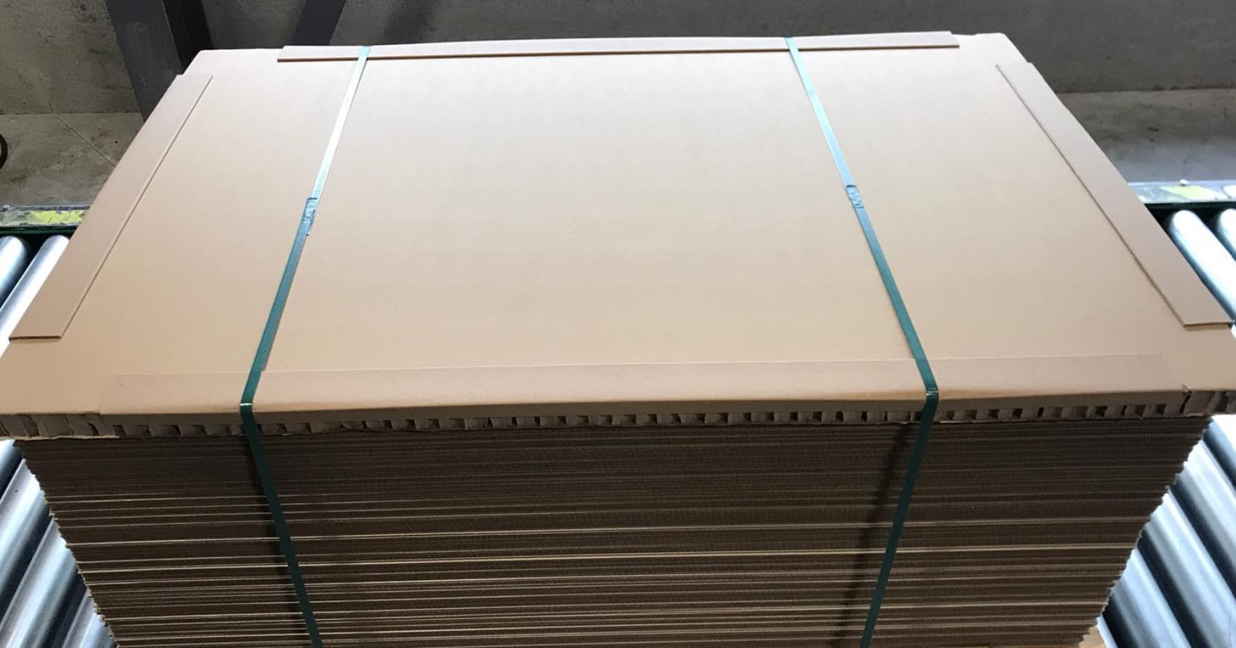 Gestapelte Wabenpapierplatten mit Spannbändern