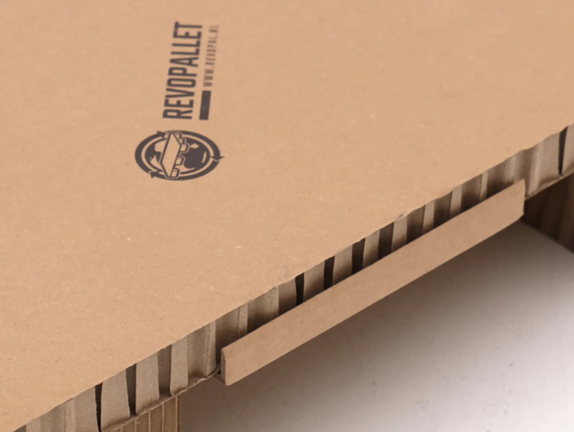 Cardboard edge profile along the edge of a Revopallet